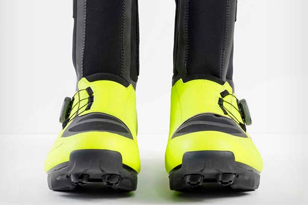 Bontrager JFW Winter, unas zapatillas que protegen del frío, de la humedad y de los conductores distraídos