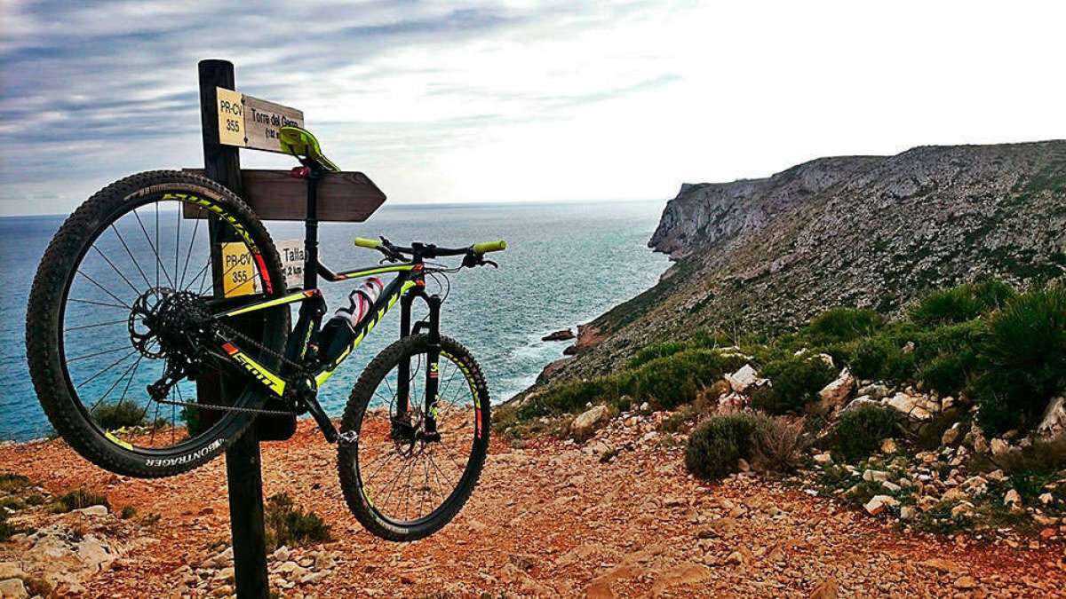 La foto del día en TodoMountainBike: "Mirando al Cabo de San Antonio"
