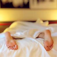 Los dolorosos calambres nocturnos de gemelo: ¿por qué pasa y cómo se pueden prevenir?