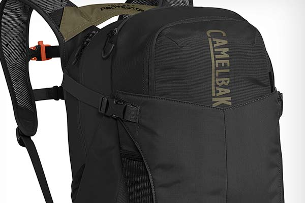 CamelBak K.U.D.U. Trans Alp, una mochila de 30 litros con protección integrada para conquistar grandes travesías