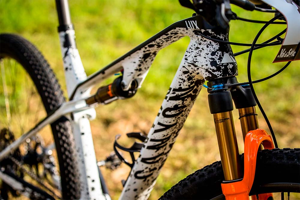 En TodoMountainBike: La Canyon Lux CF SLX personalizada de Mathieu van der Poel para la Copa del Mundo XCO 2018 de Val di Sole