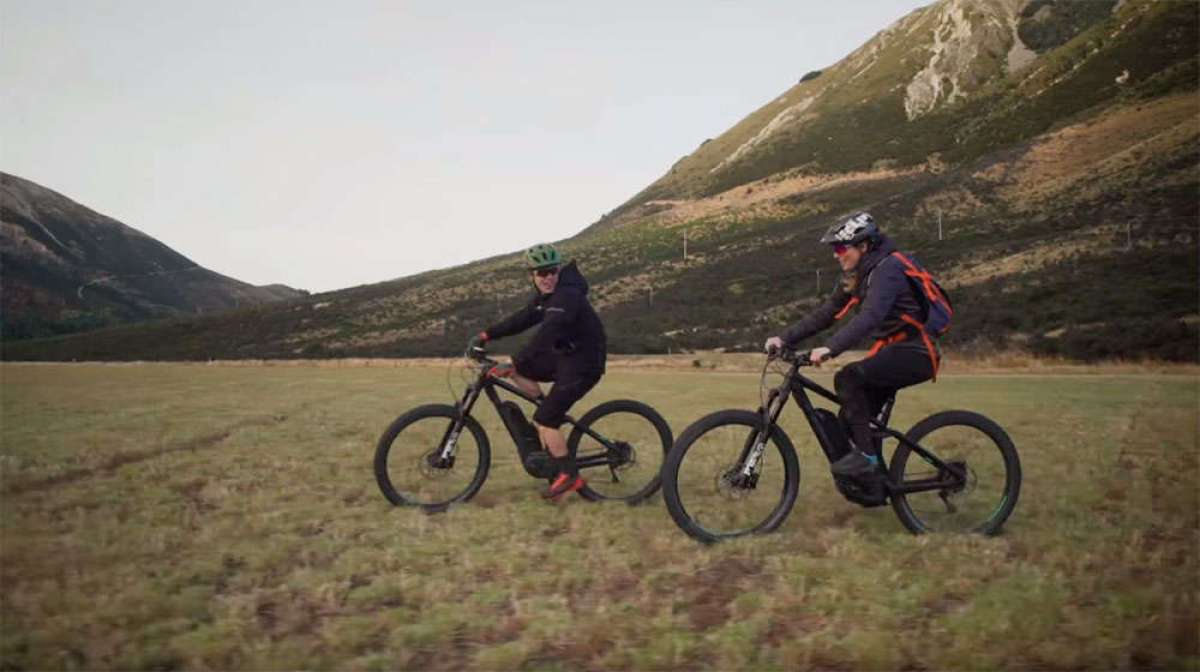 De ruta con Casey Brown, Anton Cooper y dos Trek Powerfly+