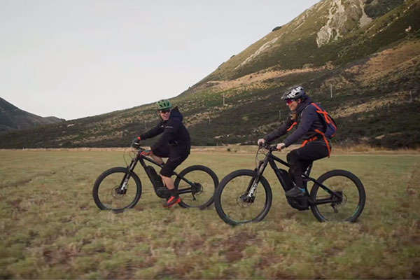 De ruta con Casey Brown, Anton Cooper y dos Trek Powerfly+