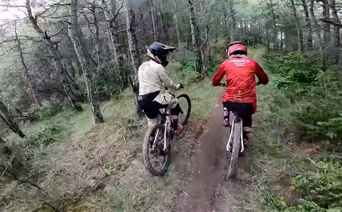 En TodoMountainBike: Cecile Ravanel y Anne Caroline Chausson jugando al gato y al ratón por los senderos de Aínsa