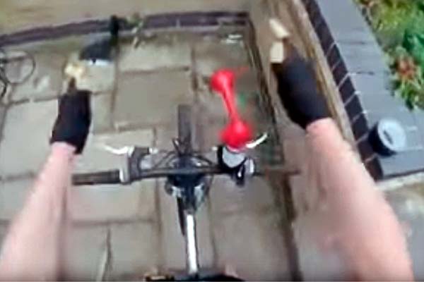 ¿Un método bruto pero efectivo para despejar los carriles bici? Una bocina de aire comprimido