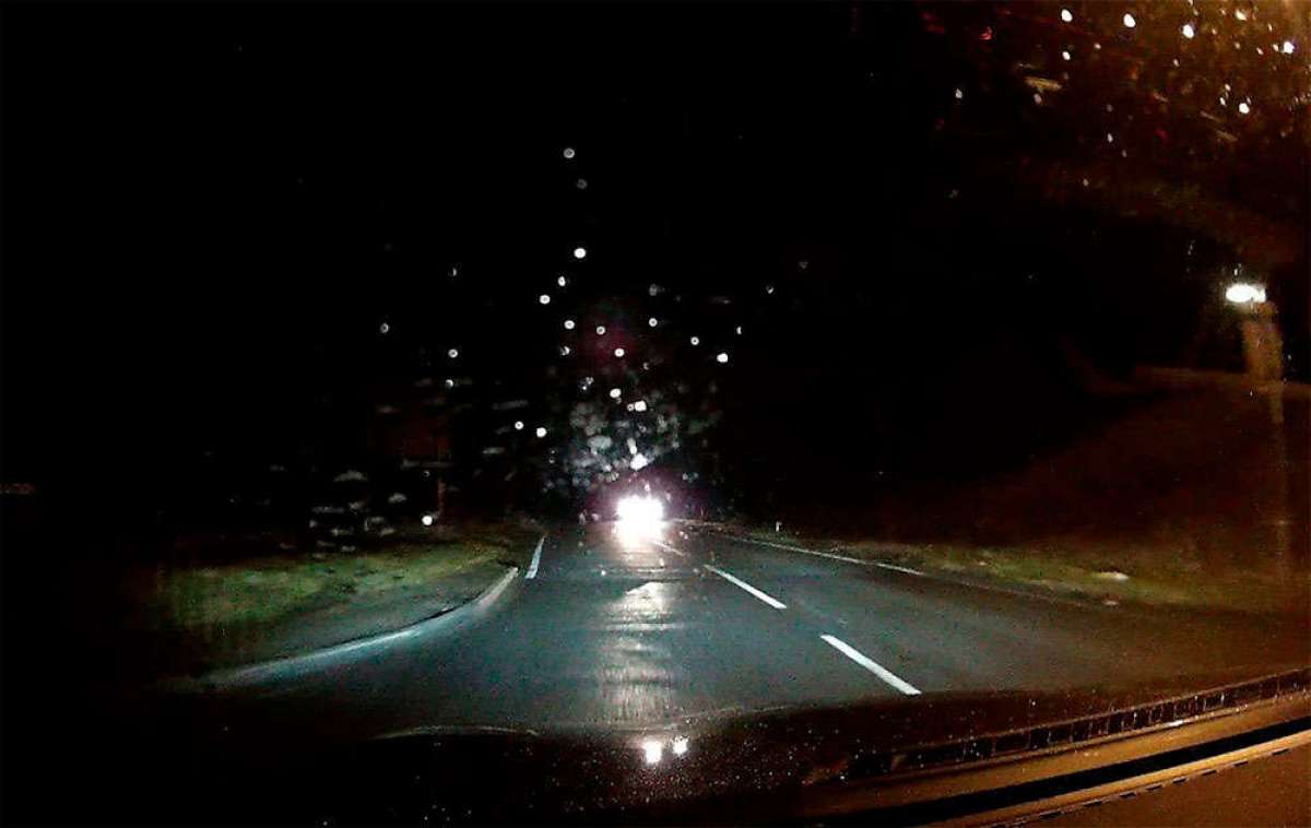 En TodoMountainBike: ¿Qué ve un conductor cuando un ciclista circula sin luces ni reflectantes de ningún tipo? Nada