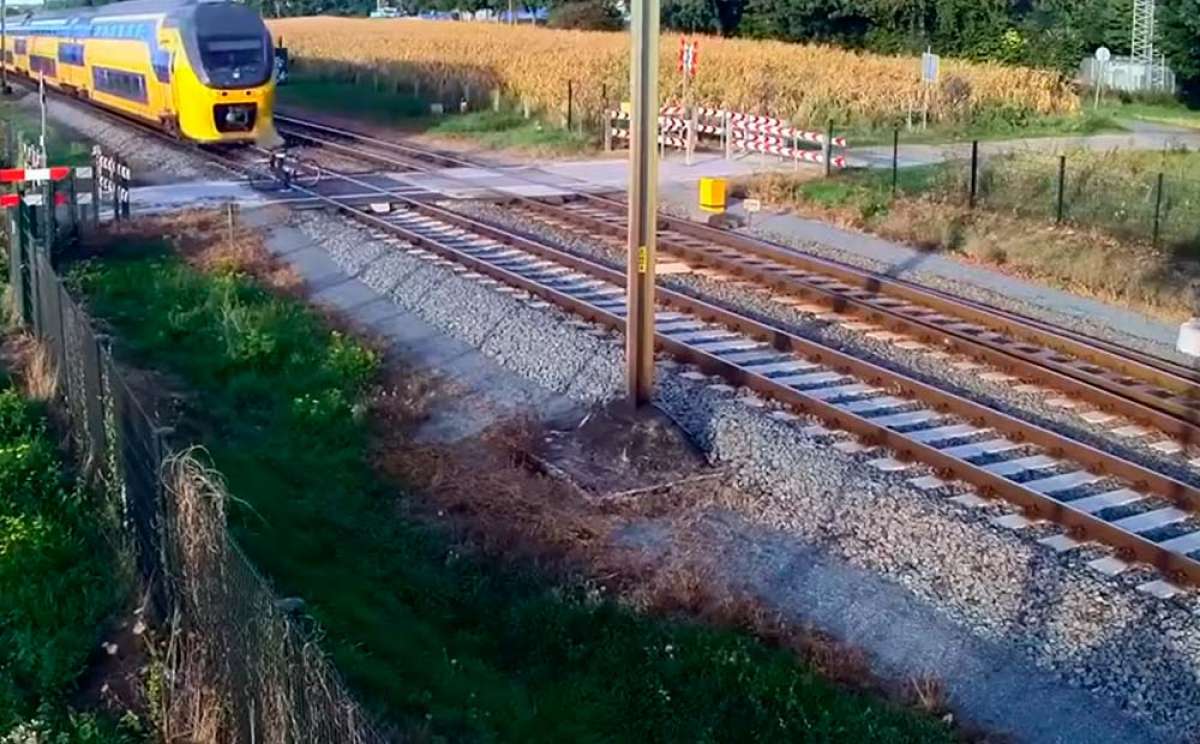 En TodoMountainBike: Ciclista imprudente a punto de ser arrollado por un tren en un paso a nivel con las barreras bajadas