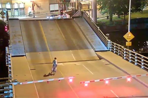 Una ciclista se salta la barrera de un puente levadizo y casi muere aplastada