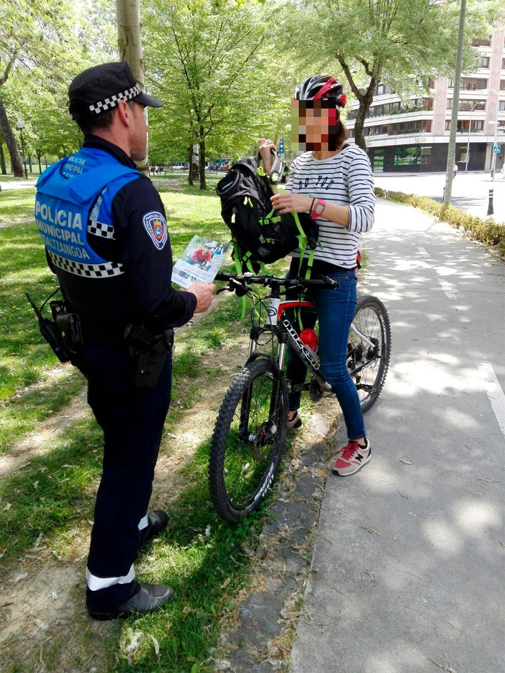 En TodoMountainBike: Una ciclista de Pamplona se cae de la bicicleta y le ponen una multa de 1.000 euros: triplicaba la tasa de alcohol permitida