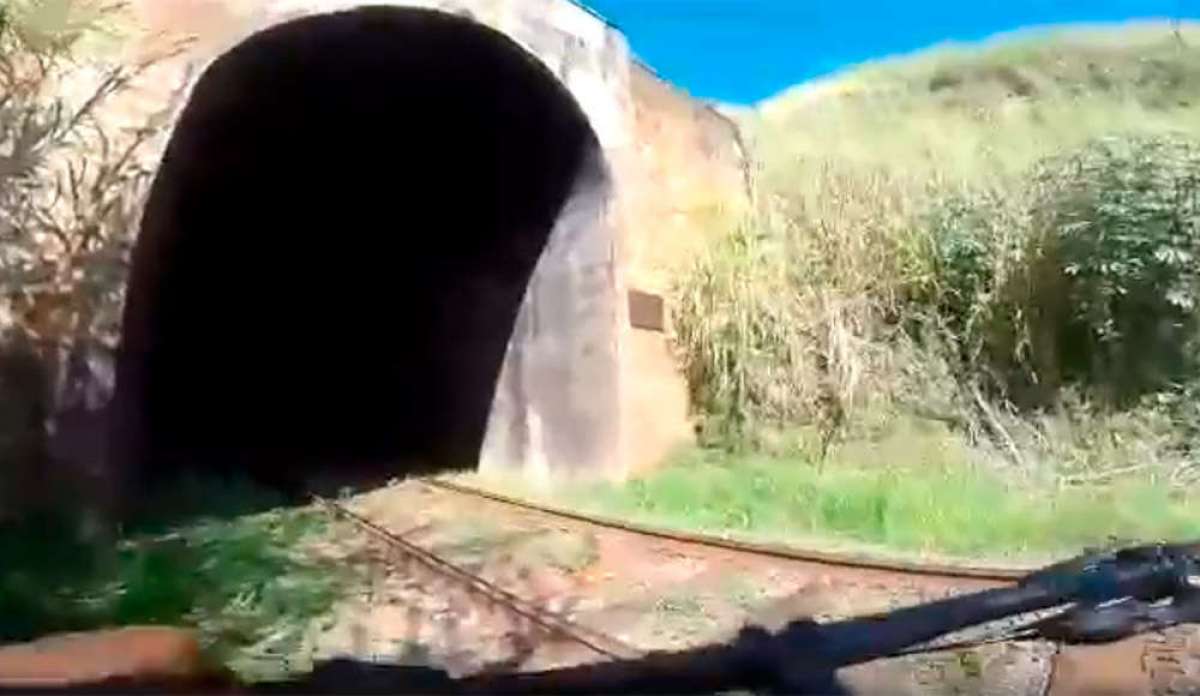 Dos ciclistas imprudentes entran en un túnel ferroviario y casi mueren arrollados por un tren