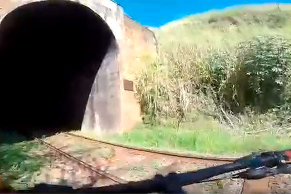 Dos ciclistas imprudentes entran en un túnel ferroviario y casi mueren arrollados por un tren