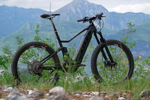 Explorando Riva del Garda con Scotty Laughland y su Scott E-Spark 710