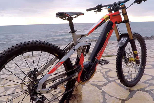Rodando por el circuito de la Copa del Mundo DHI 2018 de Losinj con Sam Pilgrim y su Haibike XDURO Dwnhll