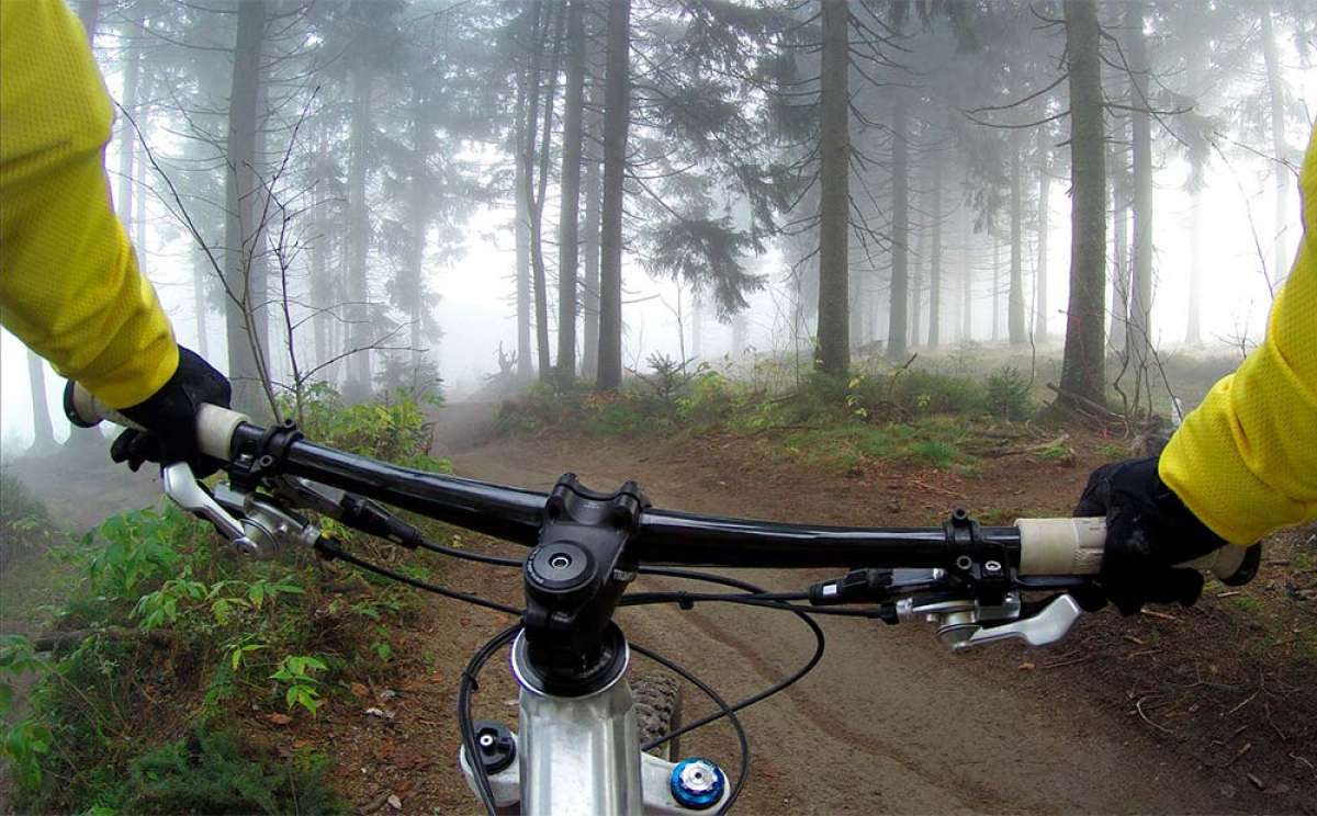 En TodoMountainBike: Puños, guantes y manetas: las tres claves para evitar el entumecimiento de los dedos sobre el manillar