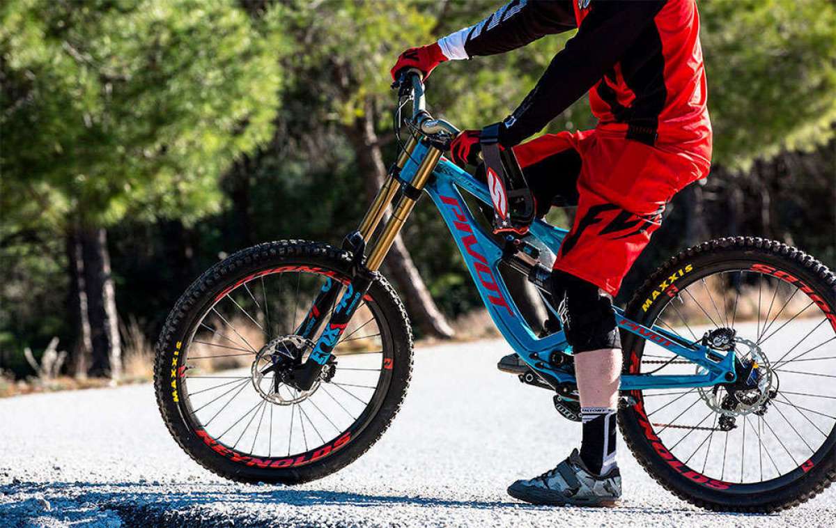 En TodoMountainBike: Más colores para la Pivot Phoenix DH Carbon, ahora también en gris/amarillo y azul/rojo