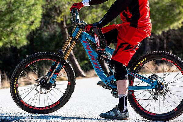 Más colores para la Pivot Phoenix DH Carbon, ahora también en gris/amarillo y azul/rojo