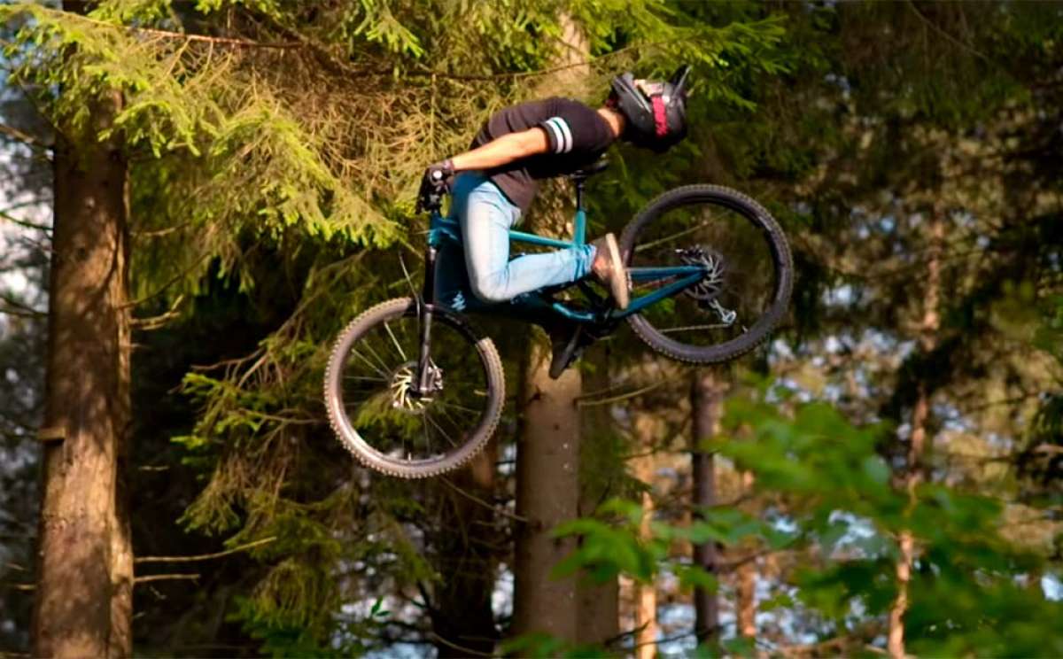 La Commencal Clash en acción con Thomas Estaque, Hugo Prixtalon y Pierrick Lannes