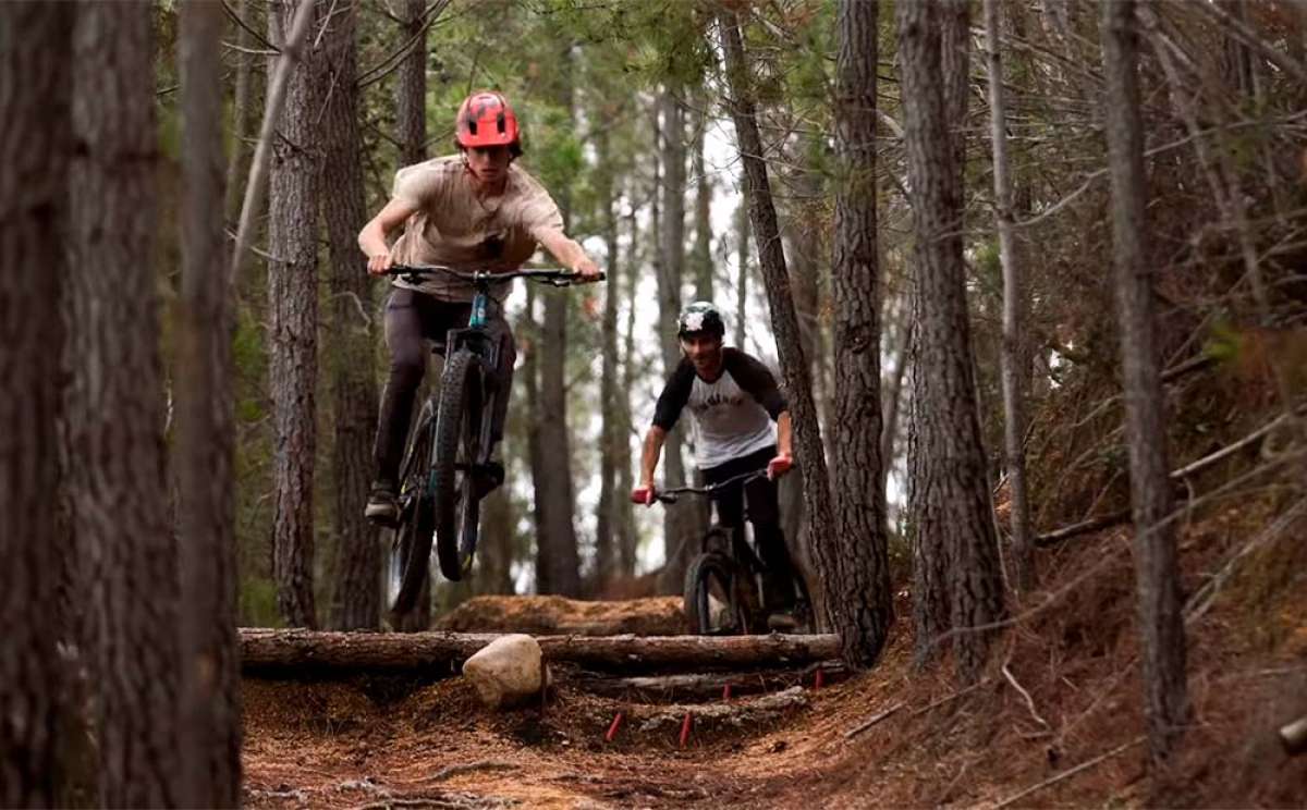 La Commencal META HT AM de 2019 en acción con Hugo Frixtalon y Thibault Storer