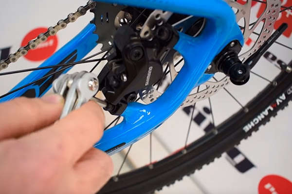 ¿Cómo ajustar la pinza del freno en plena ruta? Biking Point lo explica