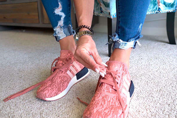 Cómo atar los cordones de una zapatilla con una sola mano