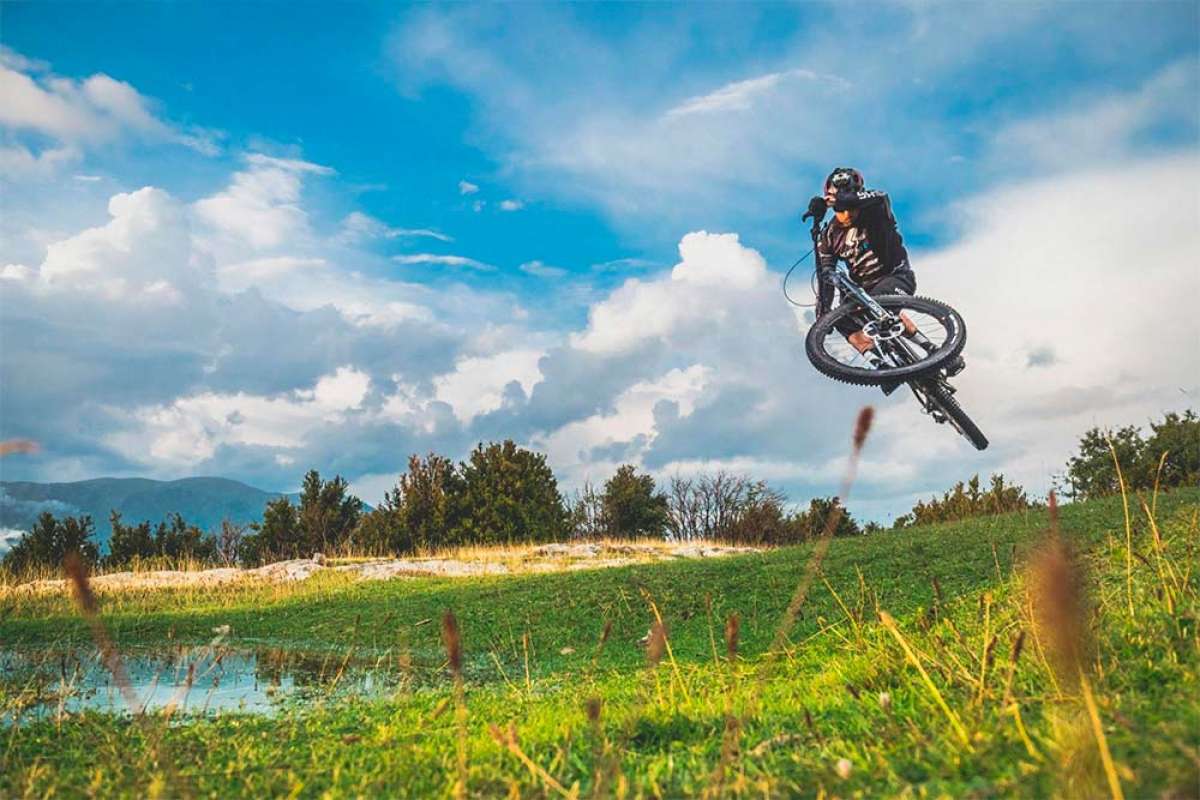 En TodoMountainBike: ¿Cómo hacer un bunny hop y cómo entrenar para ganar más altura? David Cachón lo explica