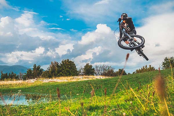 ¿Cómo hacer un bunny hop y cómo entrenar para ganar más altura? David Cachón lo explica