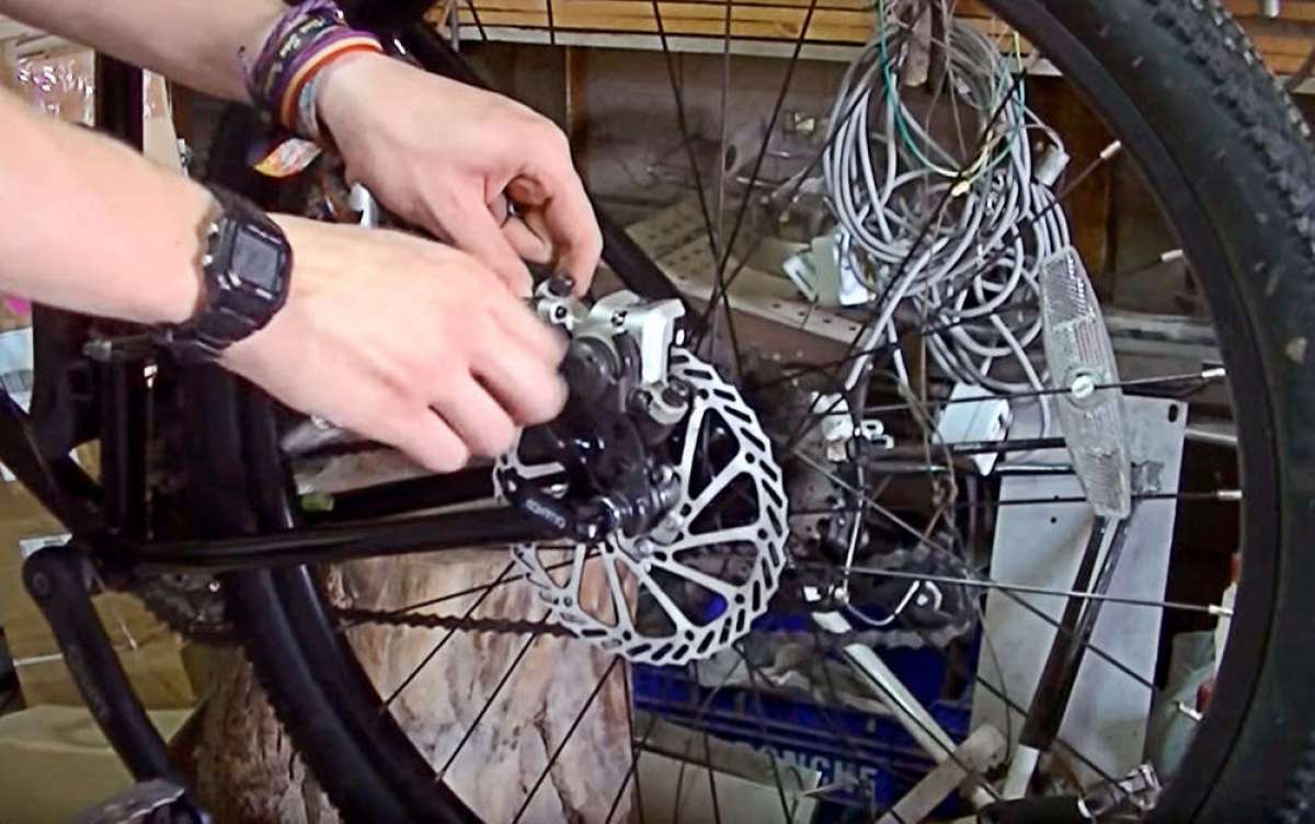 En TodoMountainBike: Interesante conversión de frenos V-Brake a frenos de disco en un cuadro sin soporte para la pinza