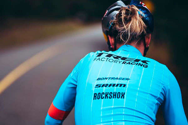 Las corredoras de la estructura Trek Factory Racing en acción