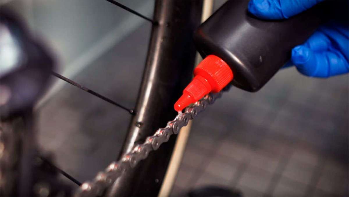 En TodoMountainBike: ¿Cómo limpiar y lubricar la cadena de transmisión y cuándo hacerlo? En este vídeo de Trek, las respuestas