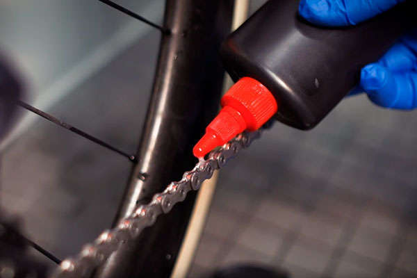 ¿Cómo limpiar y lubricar la cadena de transmisión y cuándo hacerlo? En este vídeo de Trek, las respuestas