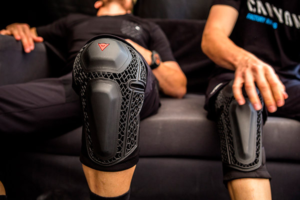 Dainese Enduro Knee Guard, una rodillera de alto rendimiento con una compleja construcción híbrida