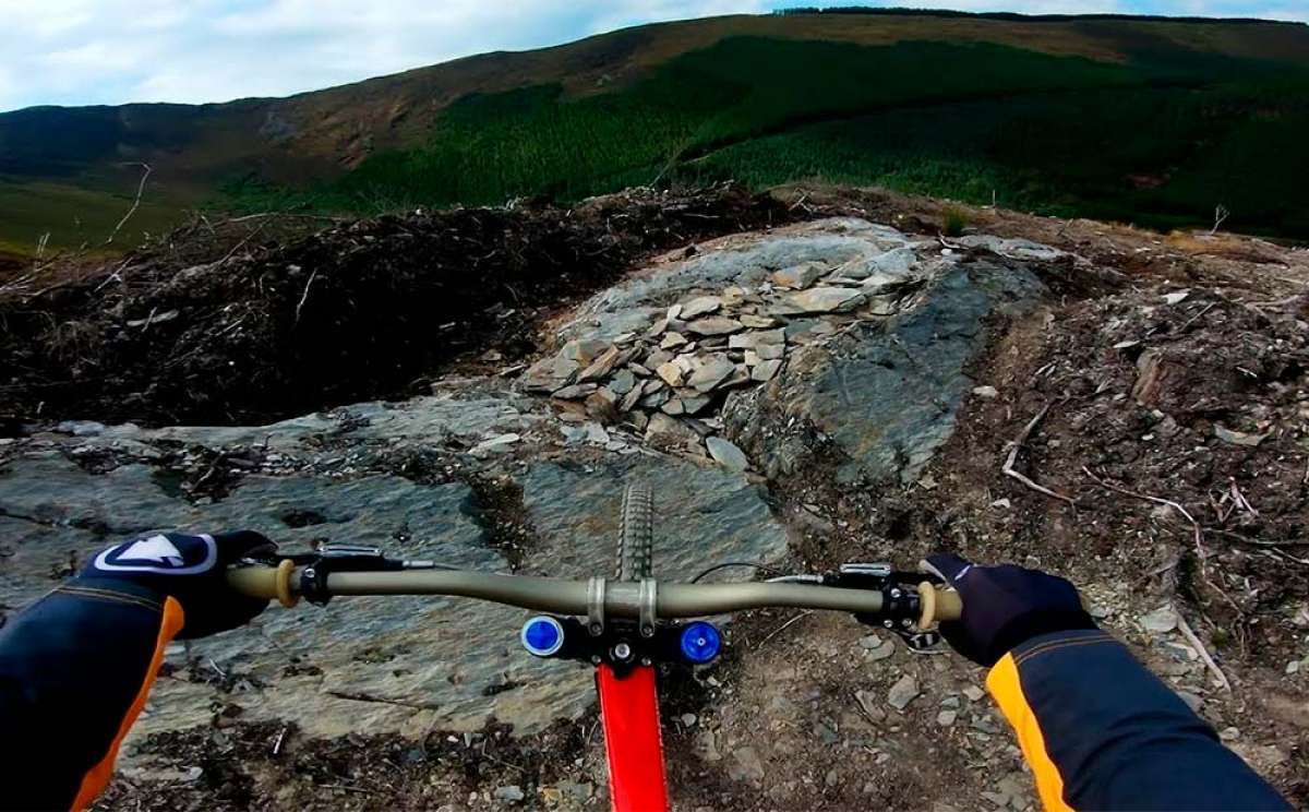 Dan Atherton rodando en Gales con su bicicleta y una GoPro Hero 7 Black