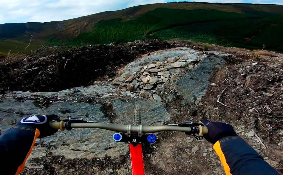 En TodoMountainBike: Dan Atherton rodando en Gales con su bicicleta y una GoPro Hero 7 Black