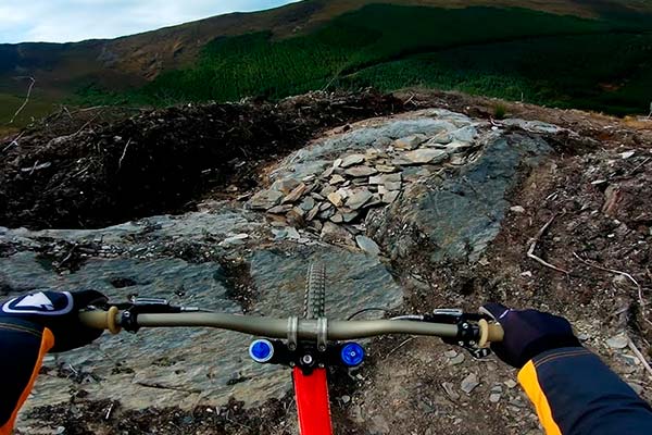 Dan Atherton rodando en Gales con su bicicleta y una GoPro Hero 7 Black