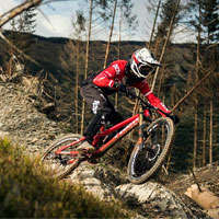 Rodando a toda velocidad por las líneas del Dyfi Bike Park con Dan Atherton