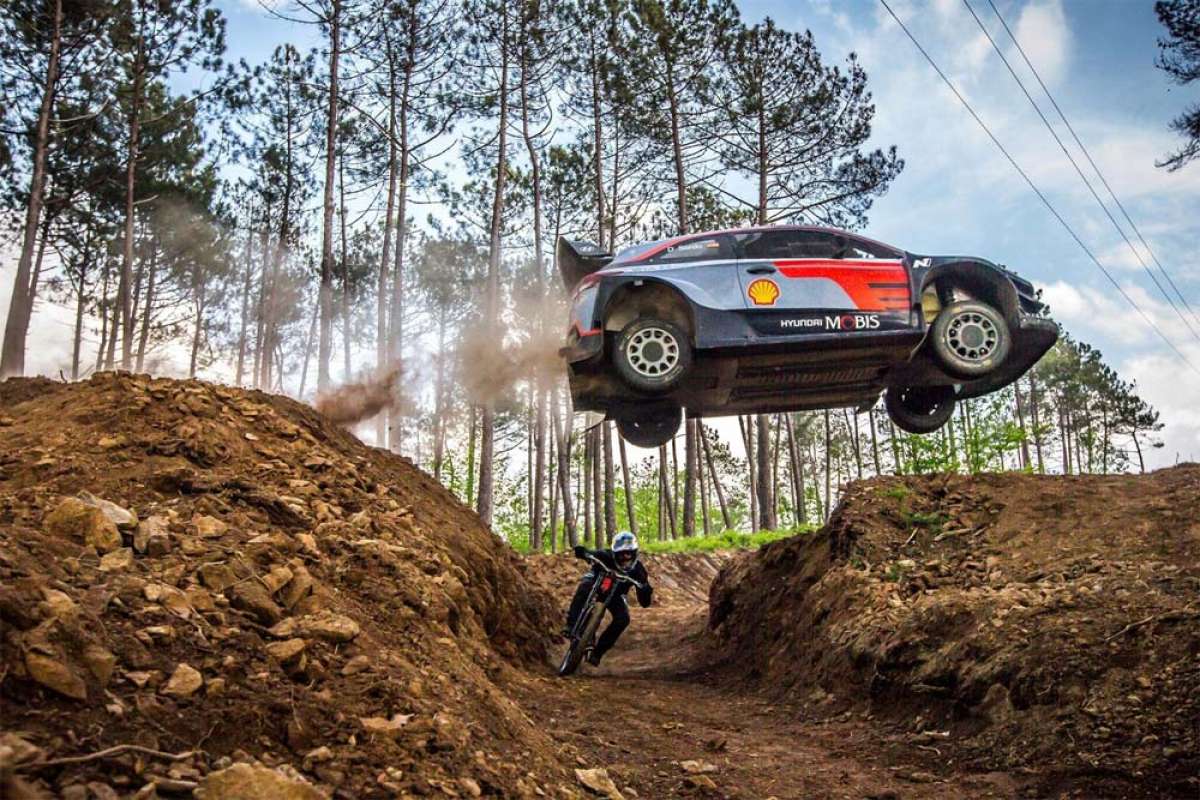 Dani Sordo con un coche de rally o Andreu Lacondeguy con una bici de DH: ¿quién es más rápido? Dani Sordo con un coche de rally o Andreu Lacondeguy con una bici de DH: ¿quién es más rápido?