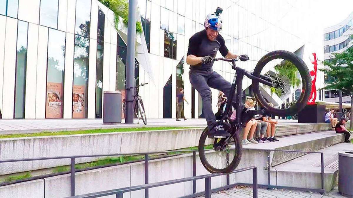 En TodoMountainBike: Espectacular sesión de Bike Trial con Danny MacAskill por las calles de Düsseldorf (Alemania)