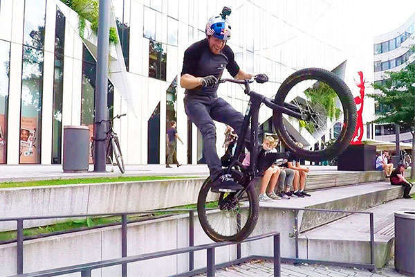 Espectacular sesión de Bike Trial con Danny MacAskill por las calles de Düsseldorf (Alemania)