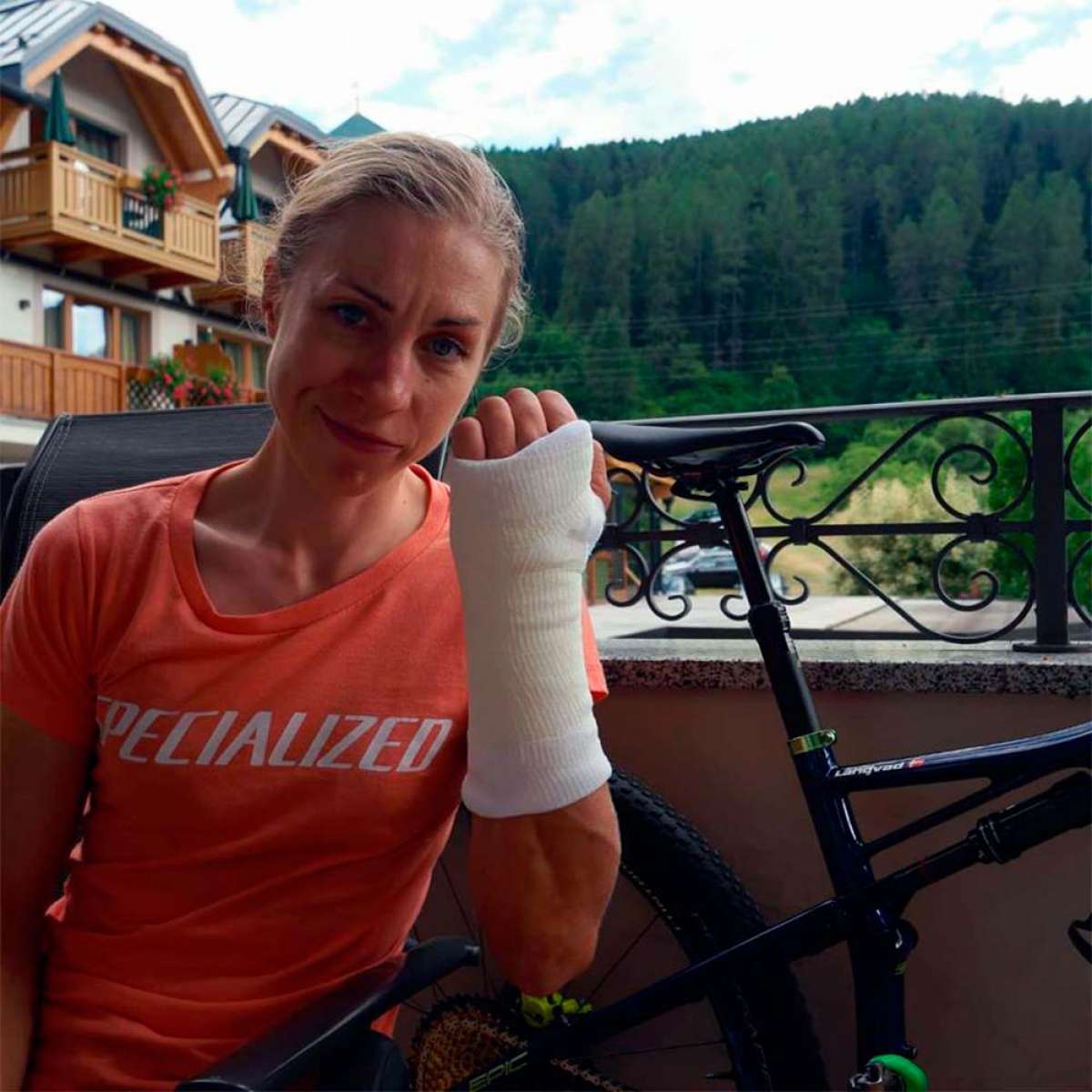 En TodoMountainBike: Annika Langvad, sobre su caída en la Copa del Mundo XCO 2018 de Val di Sole: "No me he roto nada pero, ¡cómo me duele la mano!"