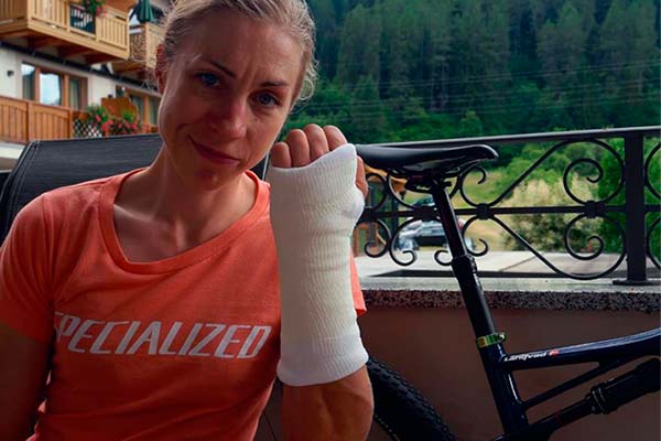 Annika Langvad, sobre su caída en la Copa del Mundo XCO 2018 de Val di Sole: "No me he roto nada pero, ¡cómo me duele la mano!"