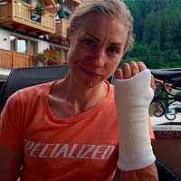 Annika Langvad, sobre su caída en la Copa del Mundo XCO 2018 de Val di Sole: "No me he roto nada pero, ¡cómo me duele la mano!"