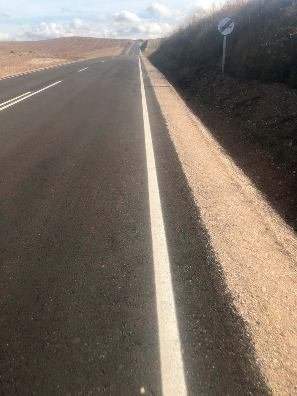 En TodoMountainBike: Carlos Barbero (Movistar Team) desata la indignación de los ciclistas tras publicar la foto de una carretera recién asfaltada