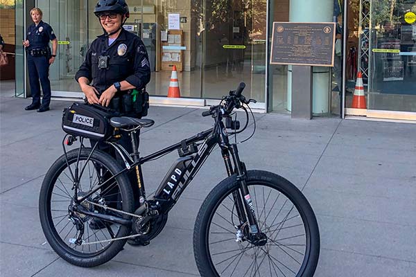El Departamento de Policía de Los Ángeles (LAPD) estrena una flota de 20 bicicletas eléctricas de Bulls