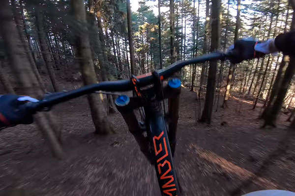 Rodando a toda velocidad por una línea "casera" con Raph Roblès y su Scott Gambler