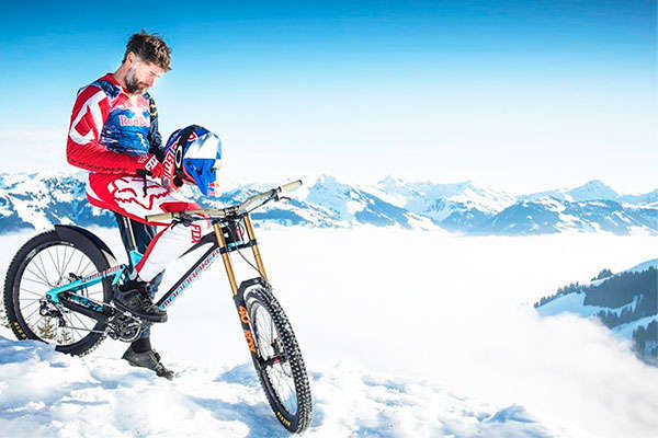 Rodando por la mítica pista alpina de esquí de Hahnenkamm con Max Stöckl