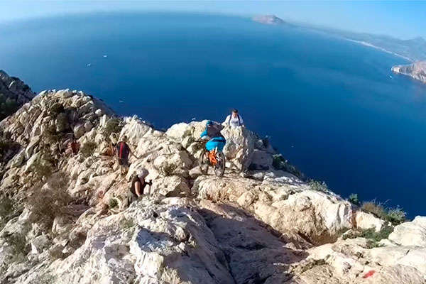 El "biker" británico Ben Moore, denunciado tras grabar en vídeo su descenso por el Peñón de Ifach
