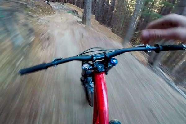 Espectacular descenso (sin manos) de Antoine Boulard en un sendero de Queenstown