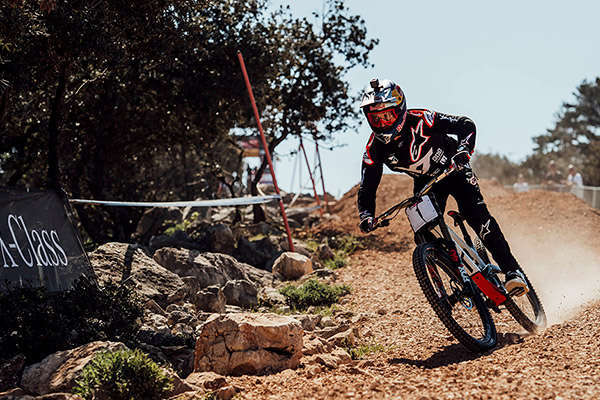 Los descensos ganadores de Aaron Gwin y Myriam Nicole en la Copa del Mundo UCI DHI 2018 de Lošinj