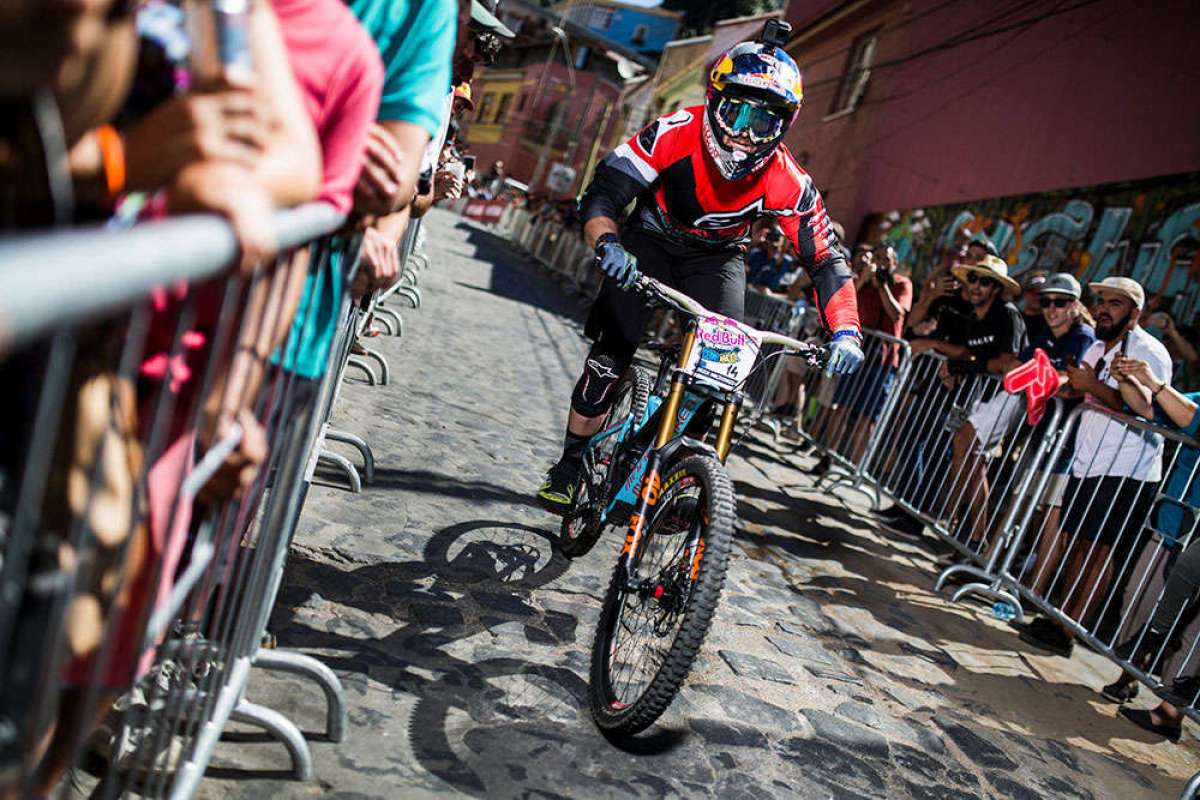 En TodoMountainBike: Los descensos de Johannes Fischbach y Brook MacDonald en el Red Bull Valparaíso Cerro Abajo 2018