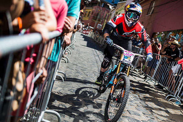Los descensos de Johannes Fischbach y Brook MacDonald en el Red Bull Valparaíso Cerro Abajo 2018